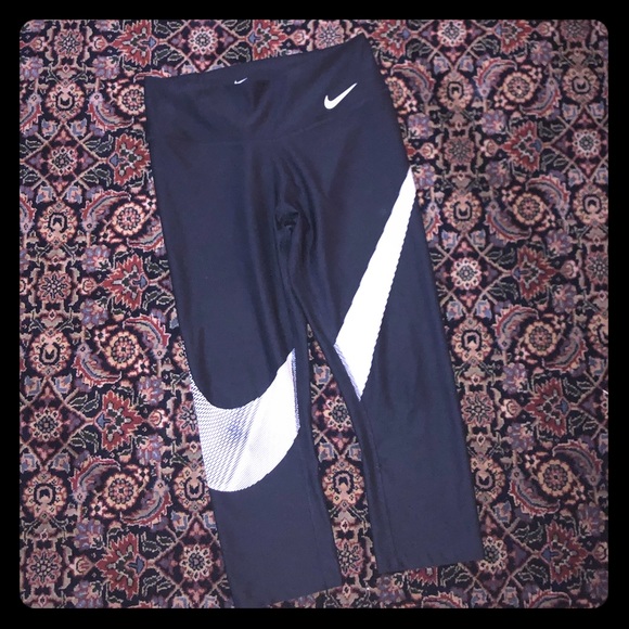 Nike Dri-fit Black Cropped Leggings - Picture 2 of 4